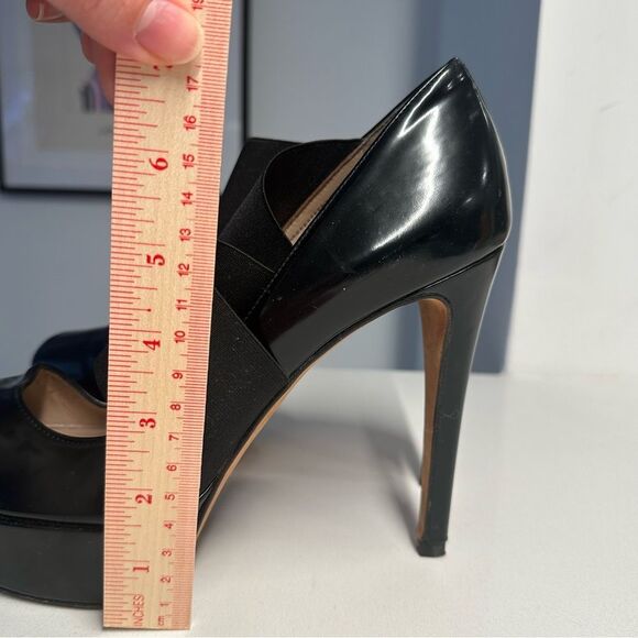 Stuart Weitzman Black Peep Toe Pumps in Polished Black Leather in Size 9 - Picture 5 of 12